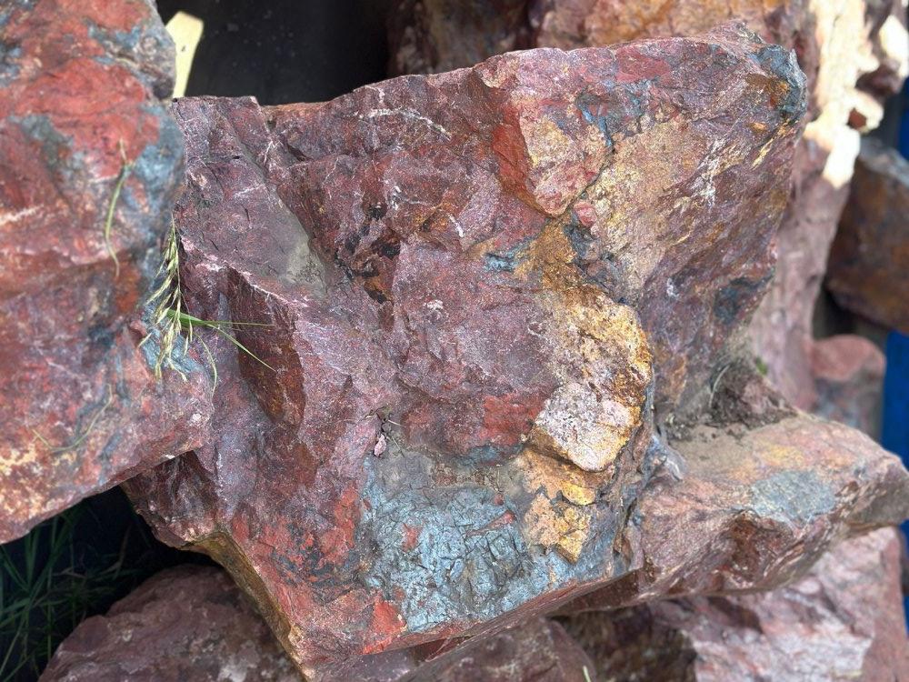 Камни для ландшафтного дизайна красно-фиолетовые 10-60 килограмм купить в Южноуральске