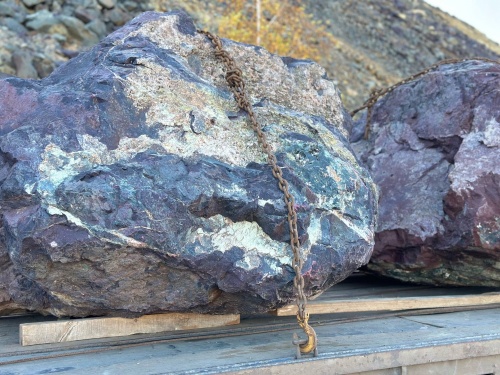 Огромные красно-фиолетовые валуны для ландшафтного дизайна весом более 5 тонн купить в Южноуральске