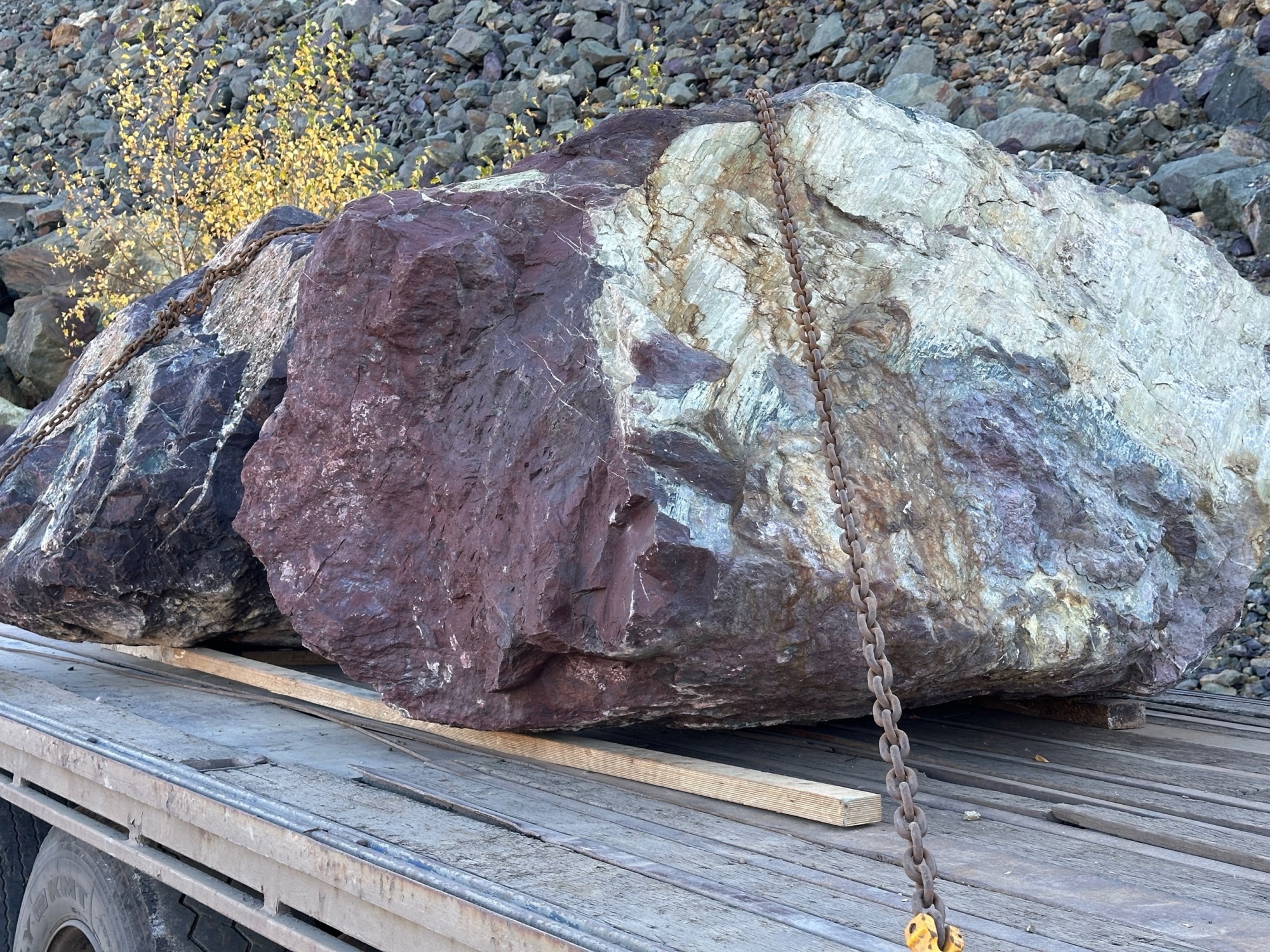 Огромные красно-фиолетовые валуны для ландшафтного дизайна весом более 5 тонн купить в Южноуральске