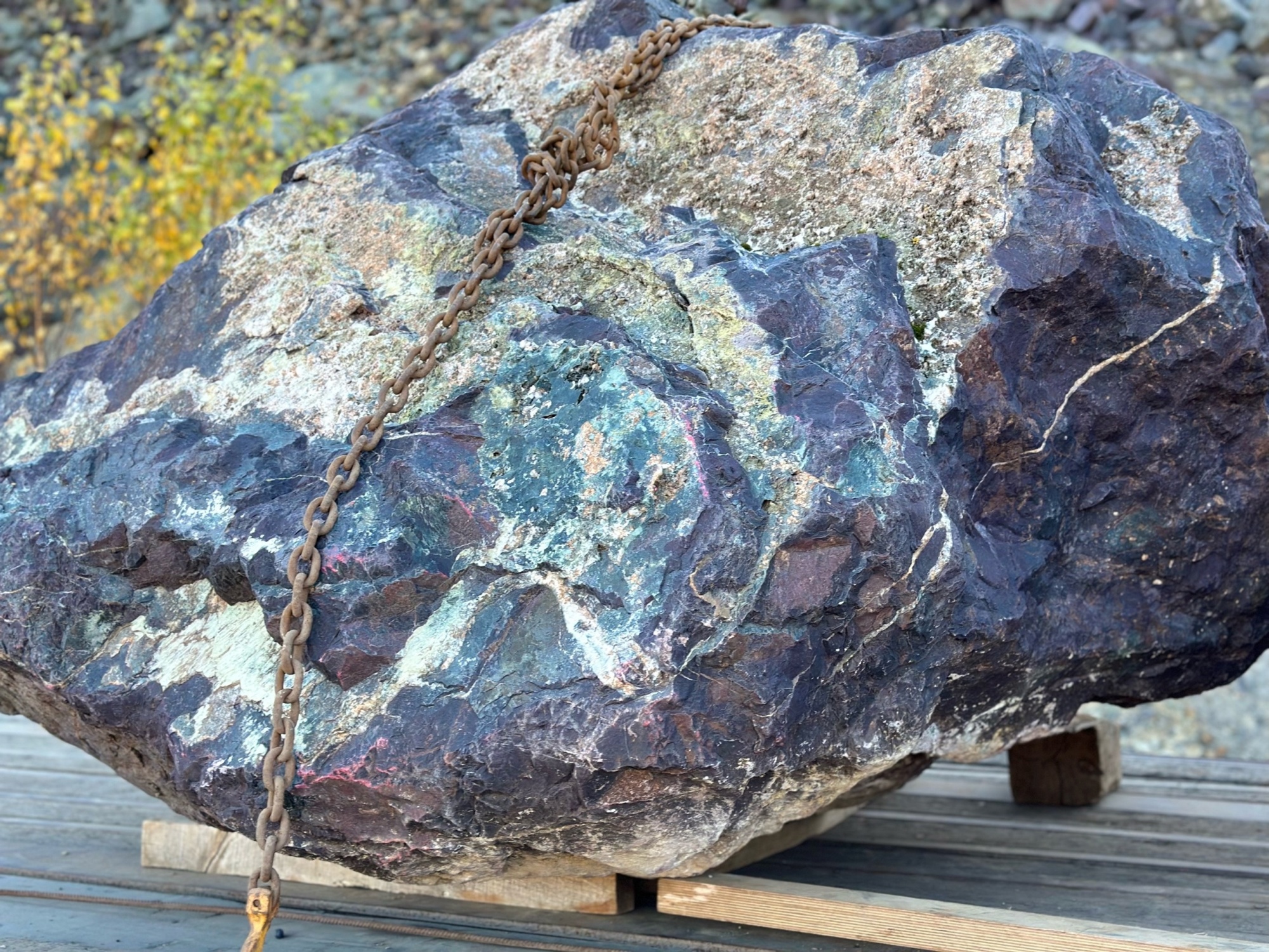 Огромные красно-фиолетовые валуны для ландшафтного дизайна весом более 5 тонн купить в Южноуральске