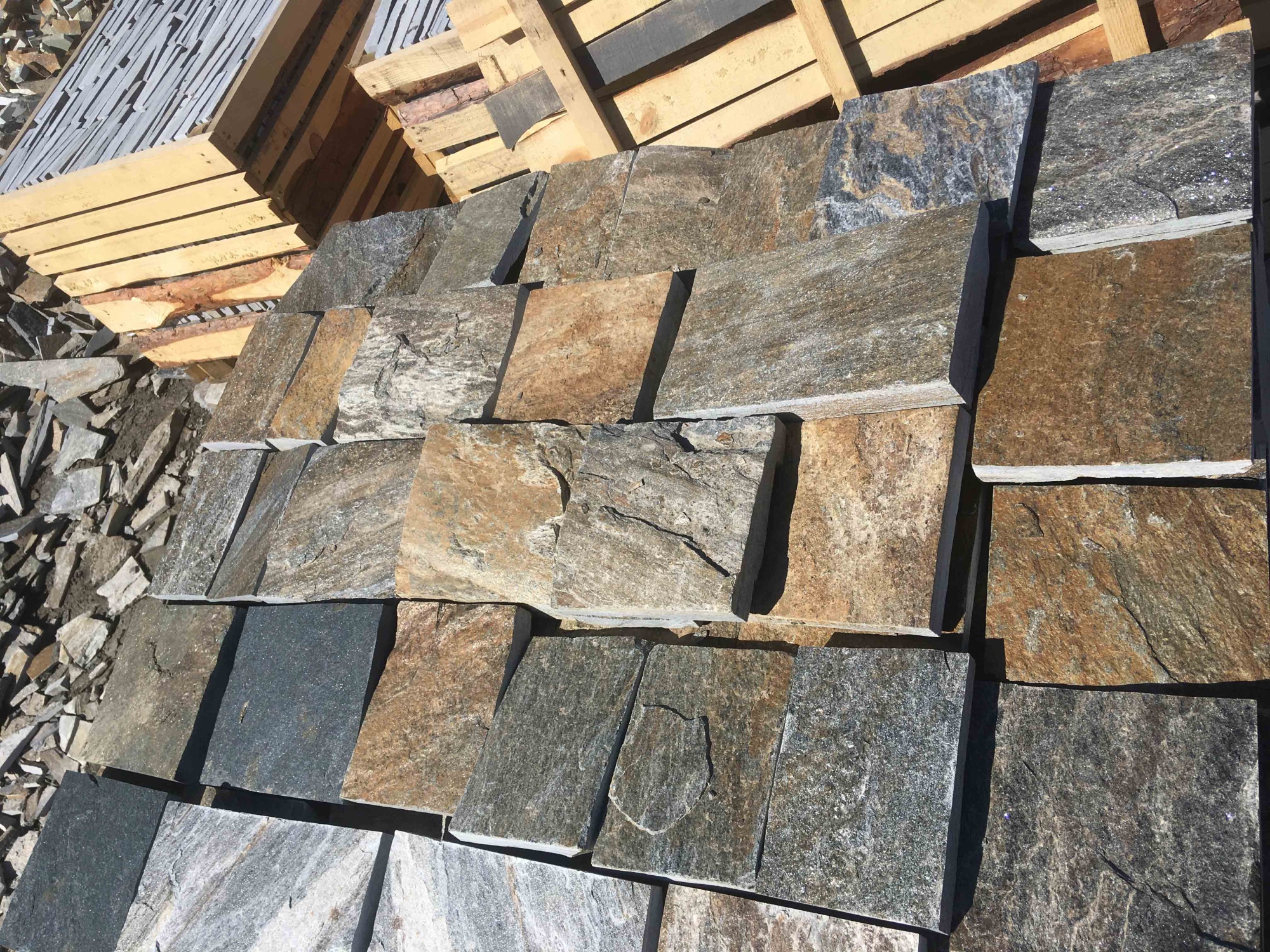 Плитка пилёная златолит Уральский для цоколя, отмостки купить в Южноуральске