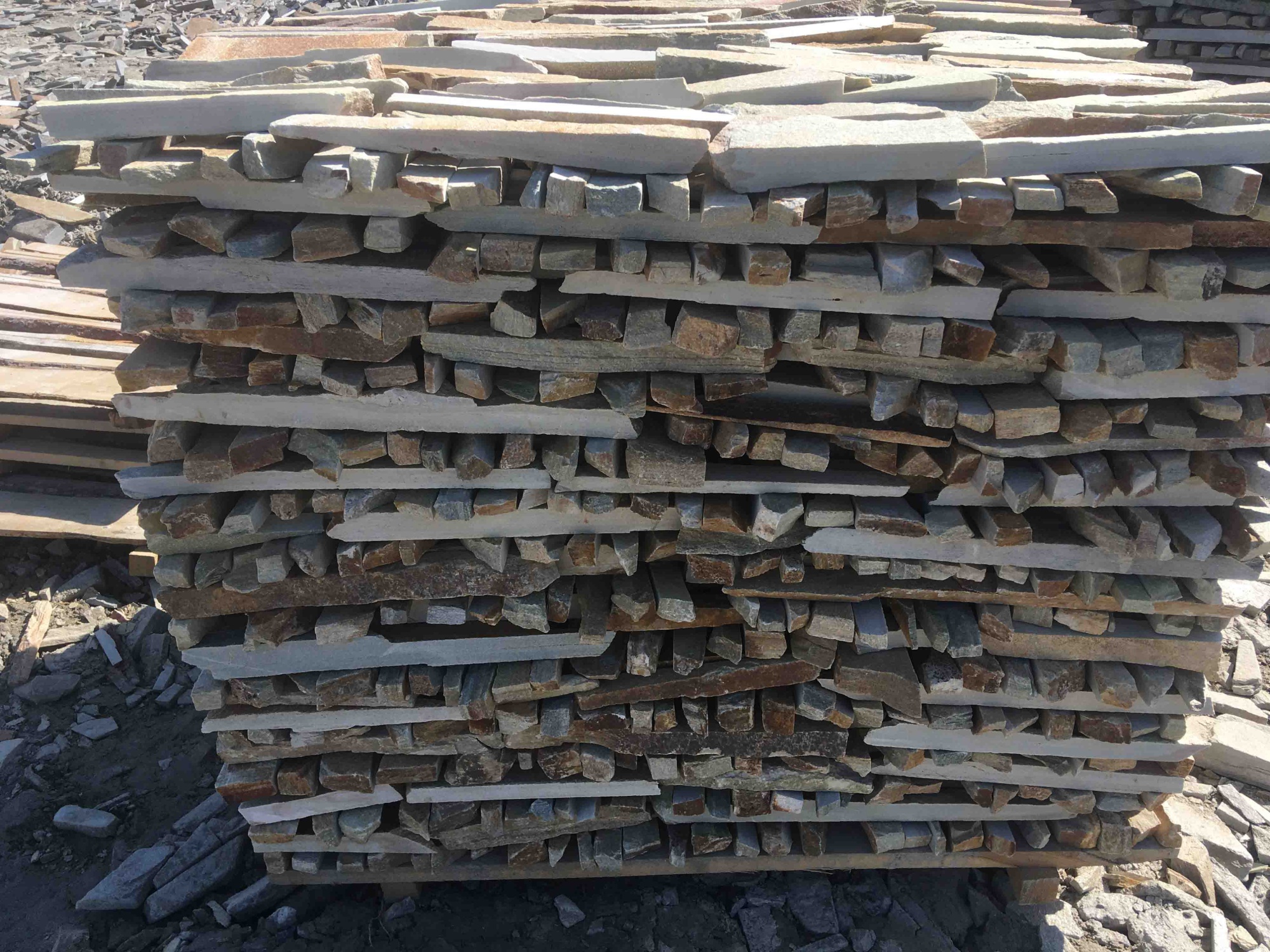 Горбушка златолит золотистый для облицовки купить в Южноуральске