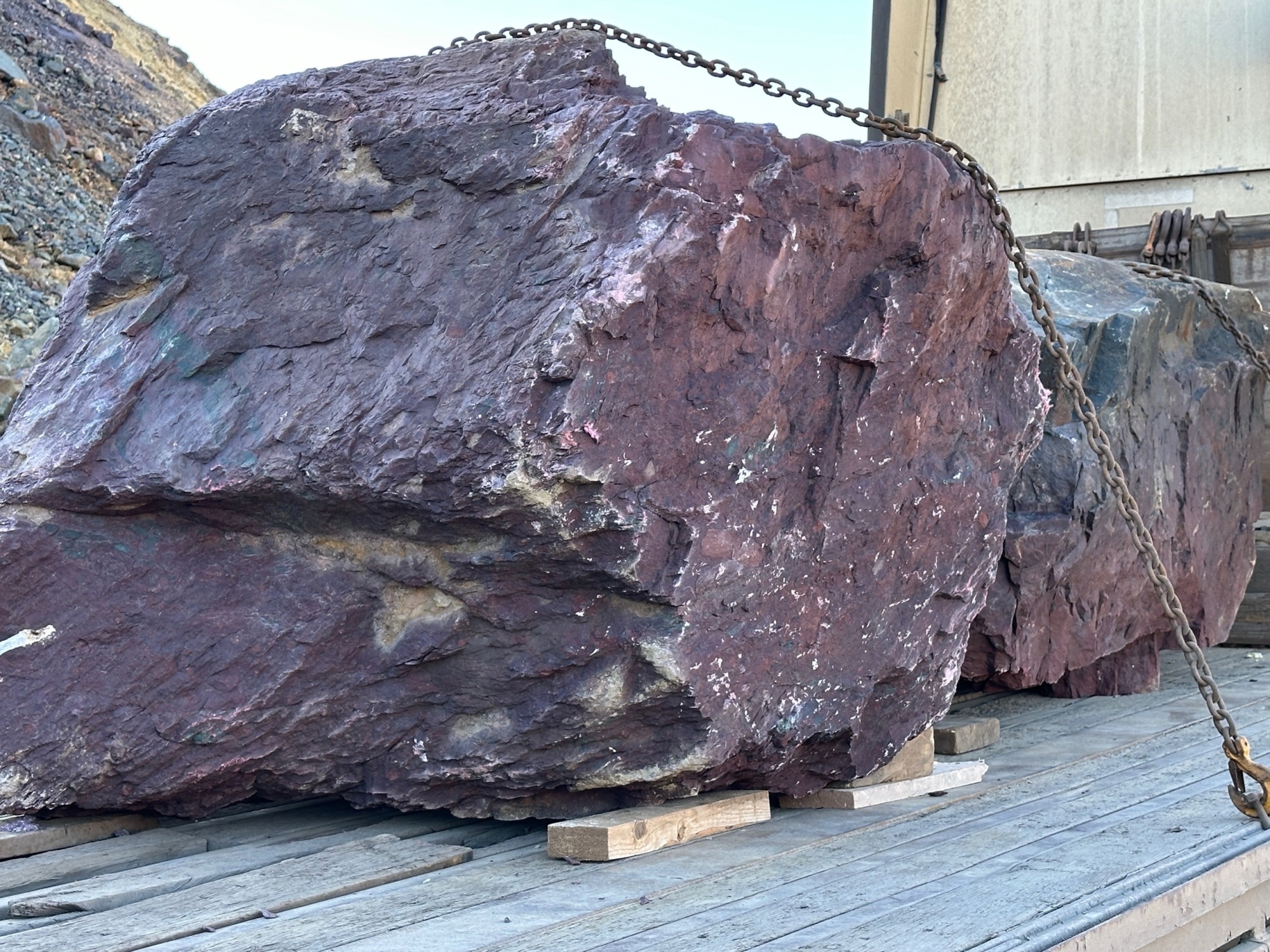 Огромные красно-фиолетовые валуны для ландшафтного дизайна весом более 5 тонн купить в Южноуральске