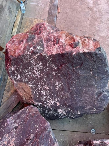 Камни для ландшафтного дизайна красно-фиолетовые 10-60 килограмм купить в Южноуральске