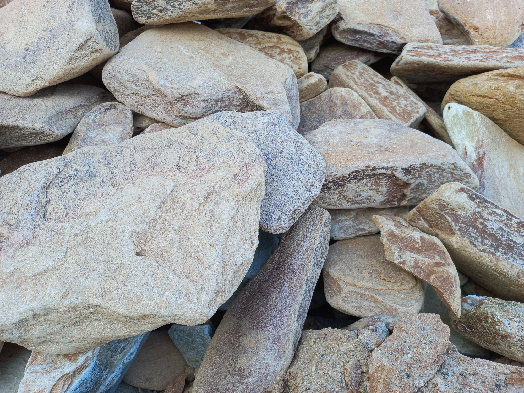 Златолит жёлтый, жёлто-зелёный глыбки и валуны для ланшафтного дизайна купить в Южноуральске