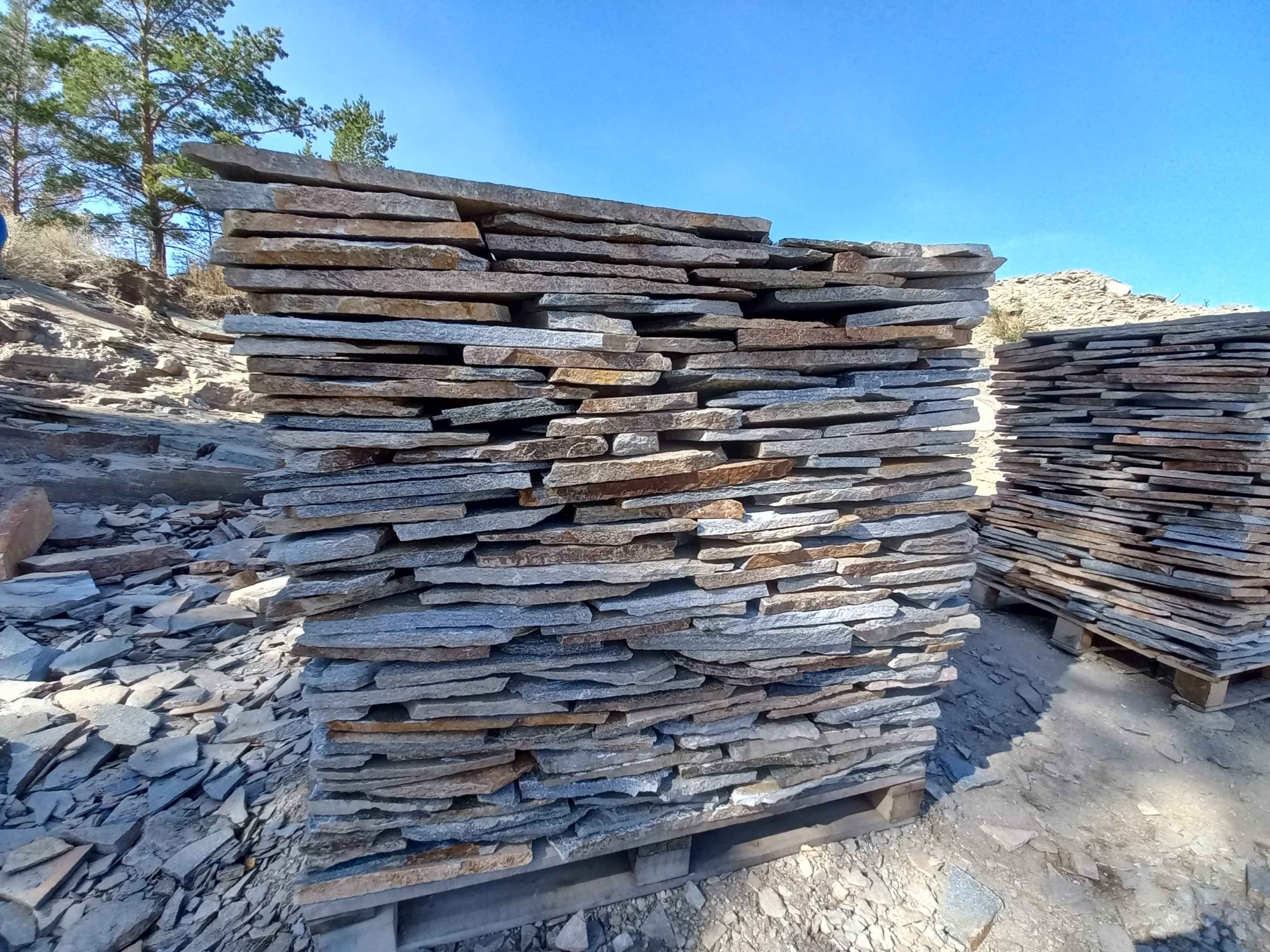 Плитняк златолит серебристый для фасада купить в Южноуральске