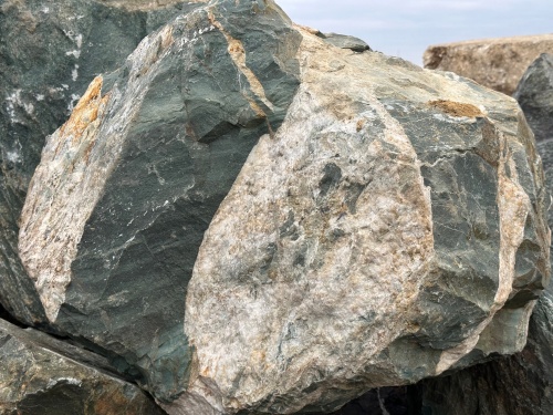 Гигантские зелёные валуны для ландшафтного дизайна весом более 5 тонн купить в Южноуральске