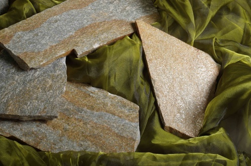 Плитняк златолит Уральский для цоколя, отмостки купить в Южноуральске