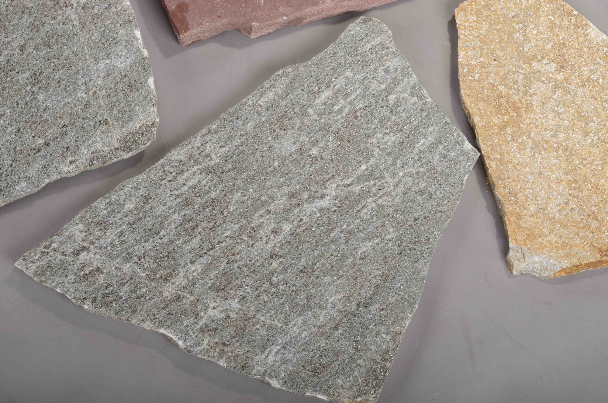 Плитняк златолит Уральский для цоколя, отмостки купить в Южноуральске