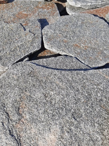 Златолит серебристый галтованный для лестниц купить в Южноуральске